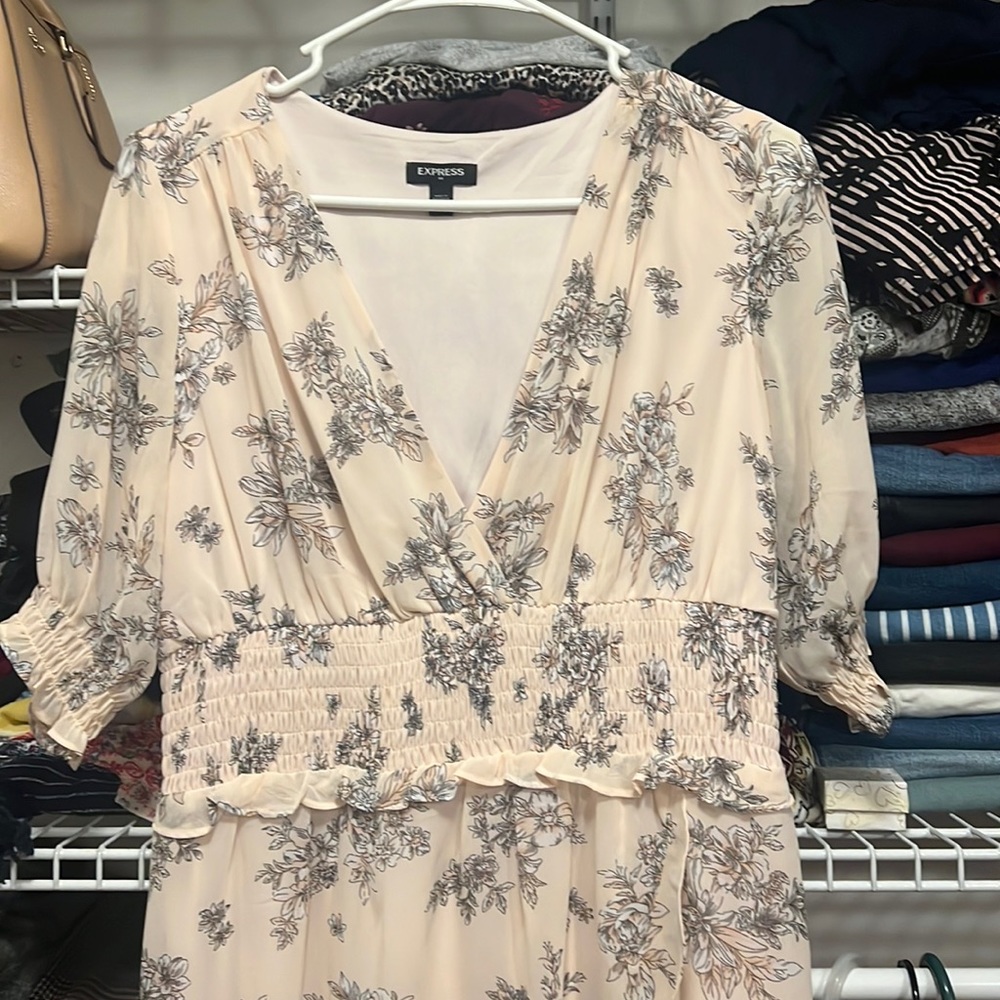 Like new!!! Express hi-low dress. Perfect for Spring/summer!!